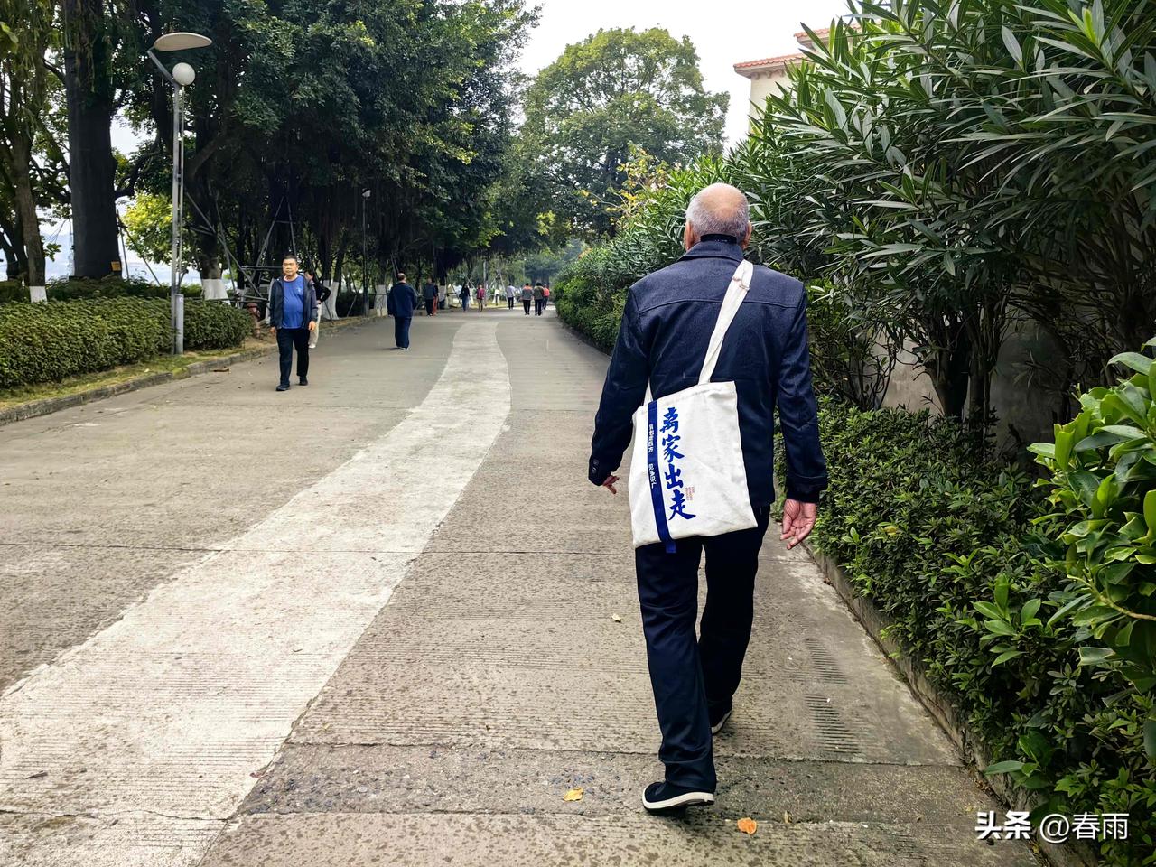60岁的人群软骨逐年磨损，要避开伤膝习惯，进行适合自己的科学锻炼，延缓关节老化