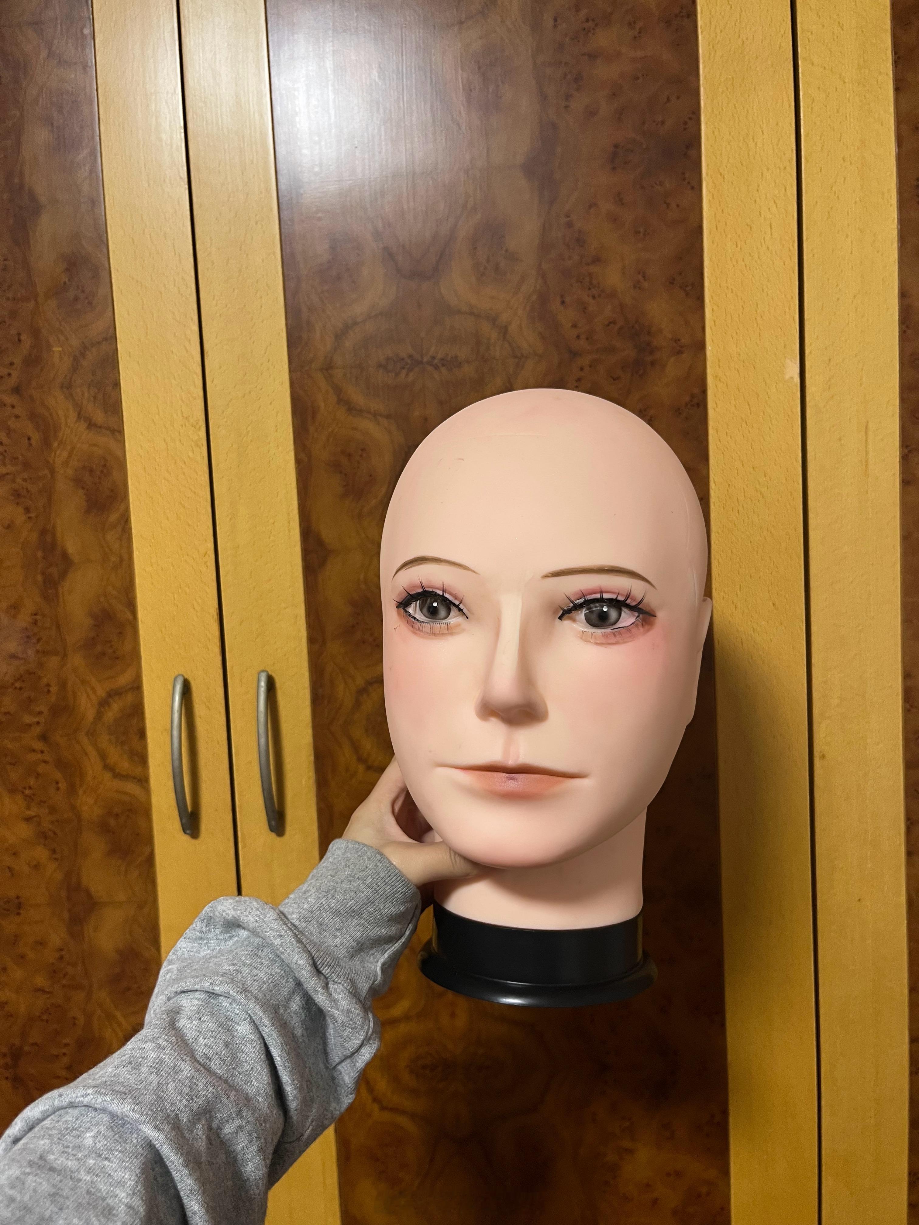 给抿嘴男画了个妆 ​​​
