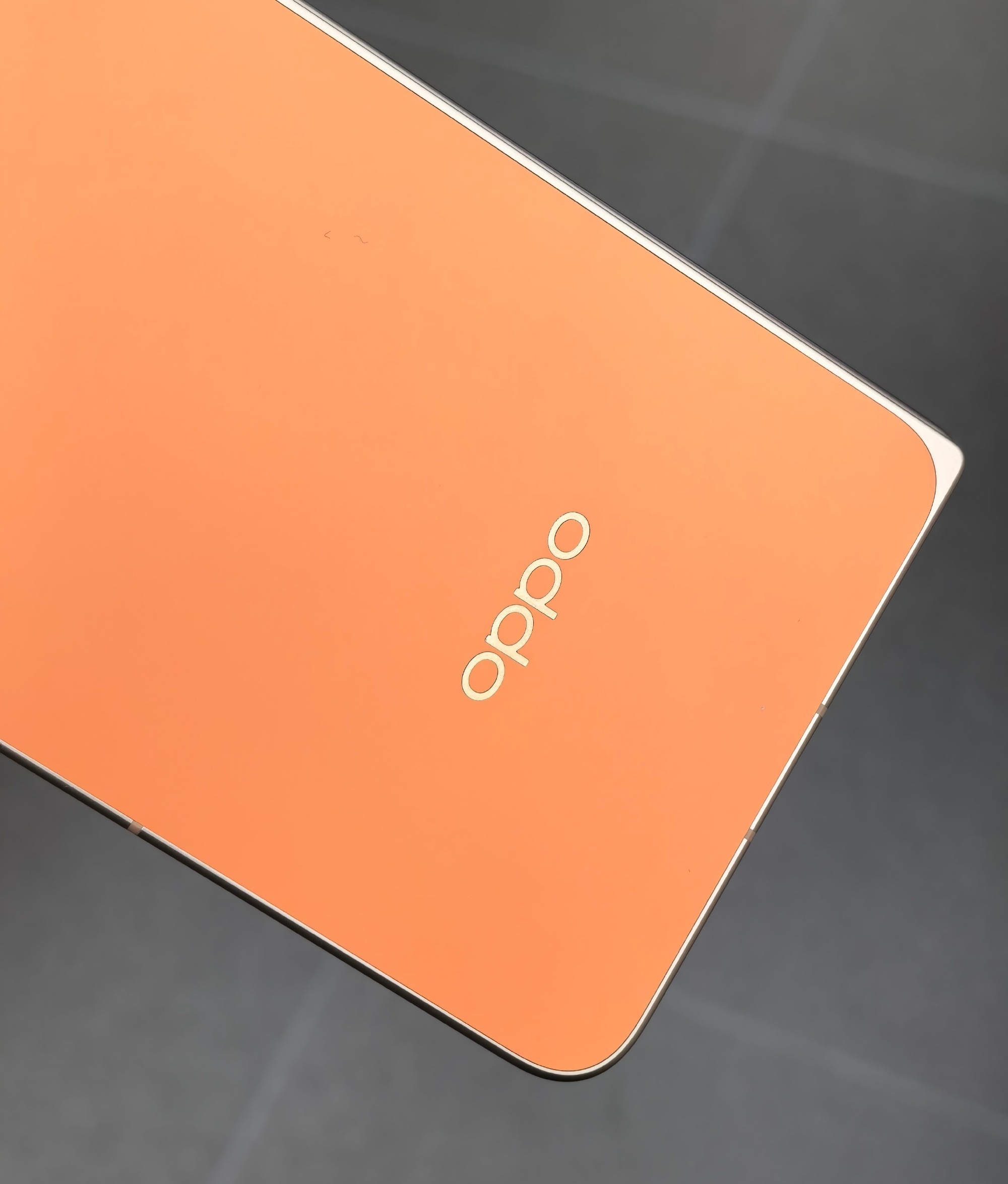 OPPO Find N6金橙真机上手图，橙色很低饱和度，有点马卡龙色的感觉，好看