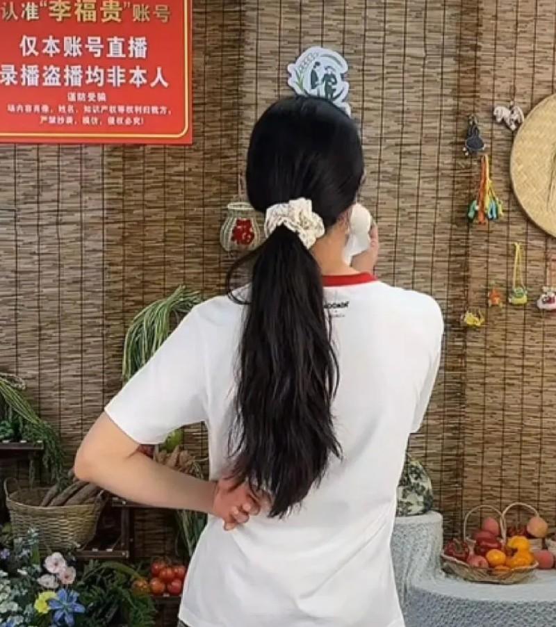 李福贵再次直播人气下滑，称自己28岁单身未婚；愿用流量帮助更多人！
 
成年人的