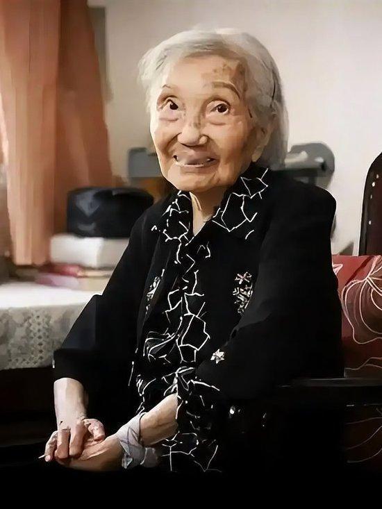 80岁独居至104岁，杨苡以清醒规划，守住晚年尊严与底气
 
80岁痛失伴侣的杨