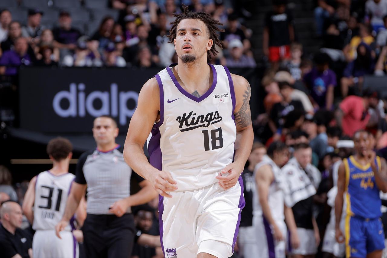 印第安纳步行者计划签下前锋贾伦·斯劳森，合同类型为双向合同。在他们将后卫昆顿·杰