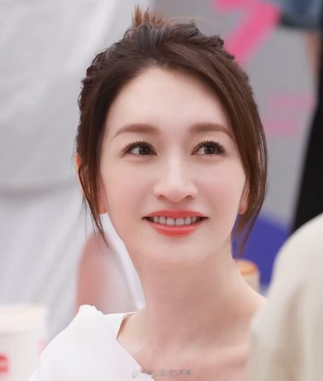 李小冉外号墙皮 哈哈没想到李小冉外号墙皮...李小冉跟墙皮一样白