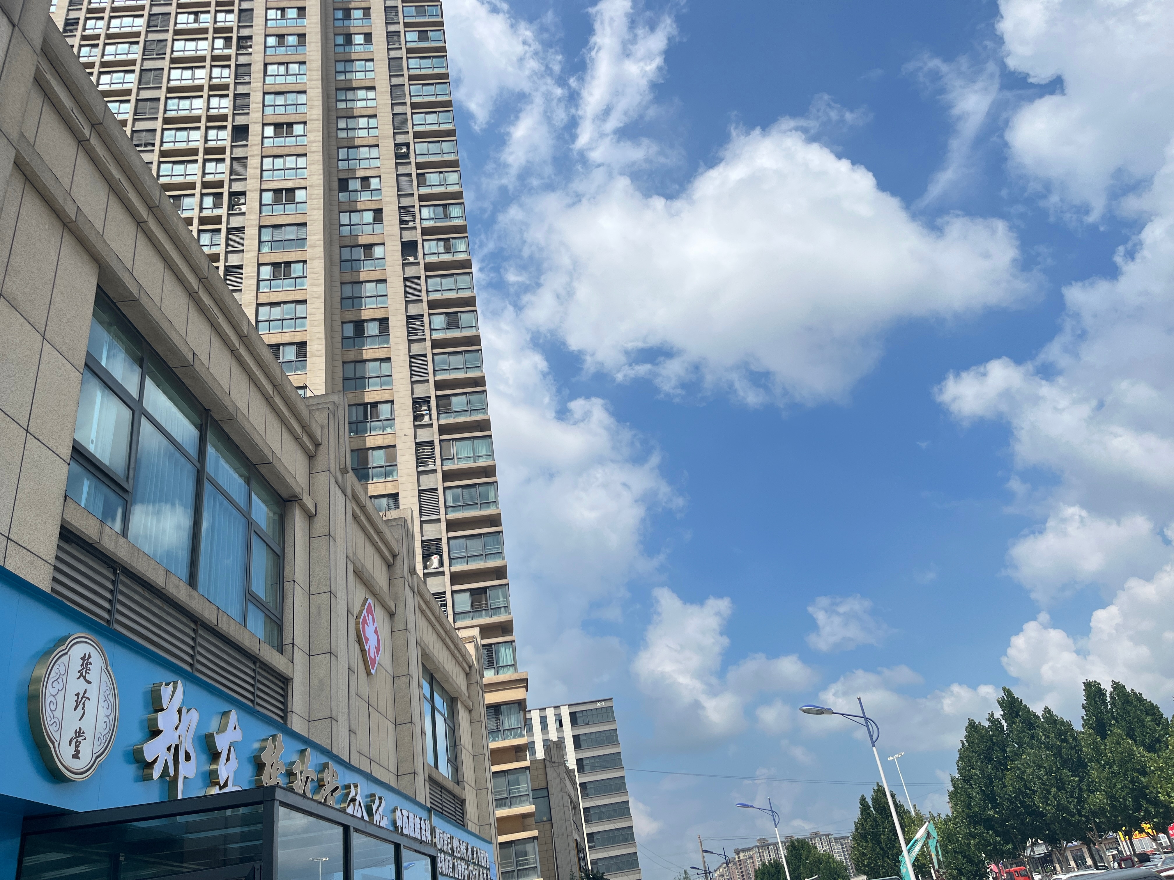 买衣服一定要知道的面料等级1，涤纶和锦纶——中端2，腈纶和粘胶纤——低端3，天丝
