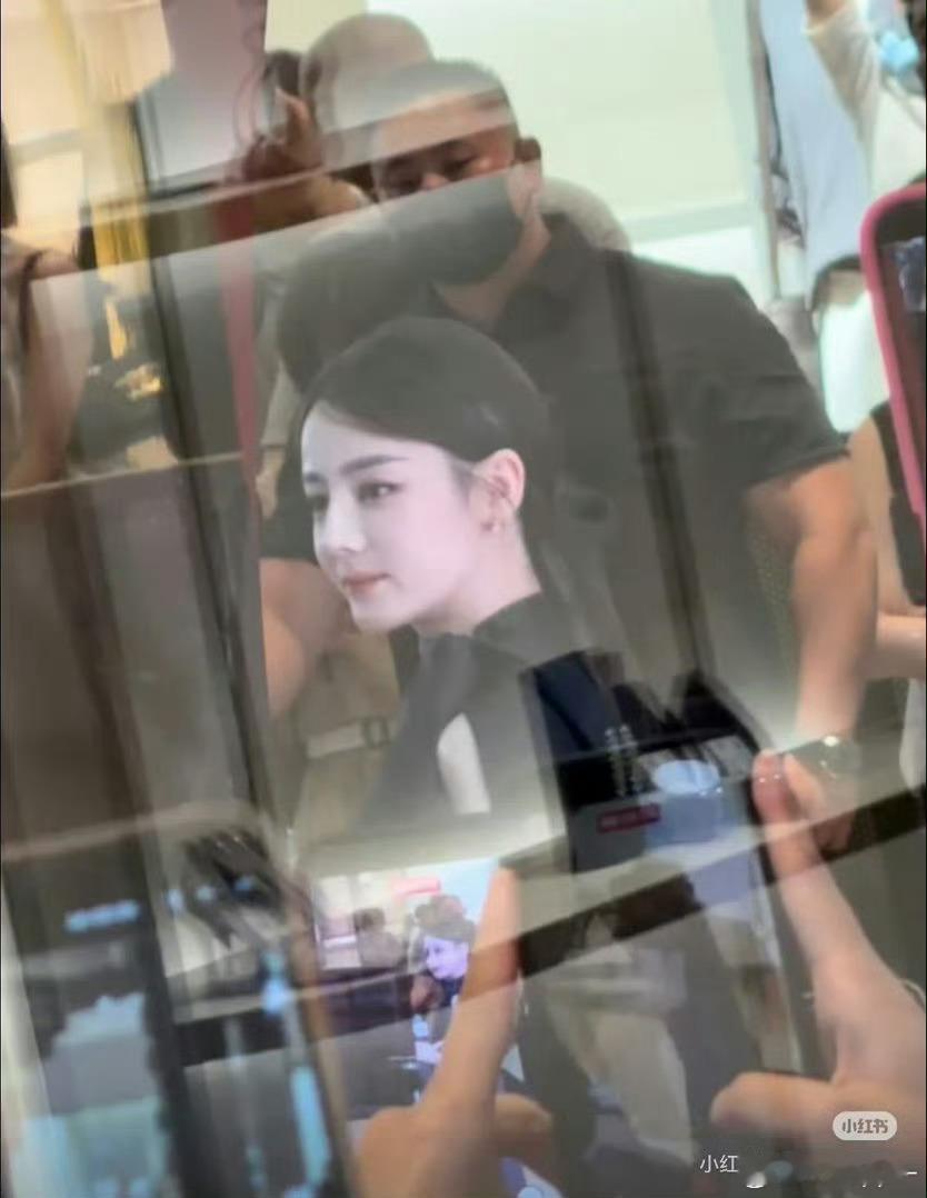 迪丽热巴顶光都美成这样迪丽热巴顶光都美成这样迪丽热巴今天南京德基的Dior活动，