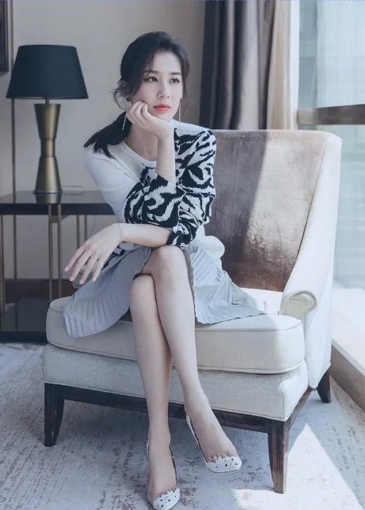近日，离婚后的黄圣依晒出一张玉照，可以看出，她瘦削的身影陷在豪宅沙发里，少了往日