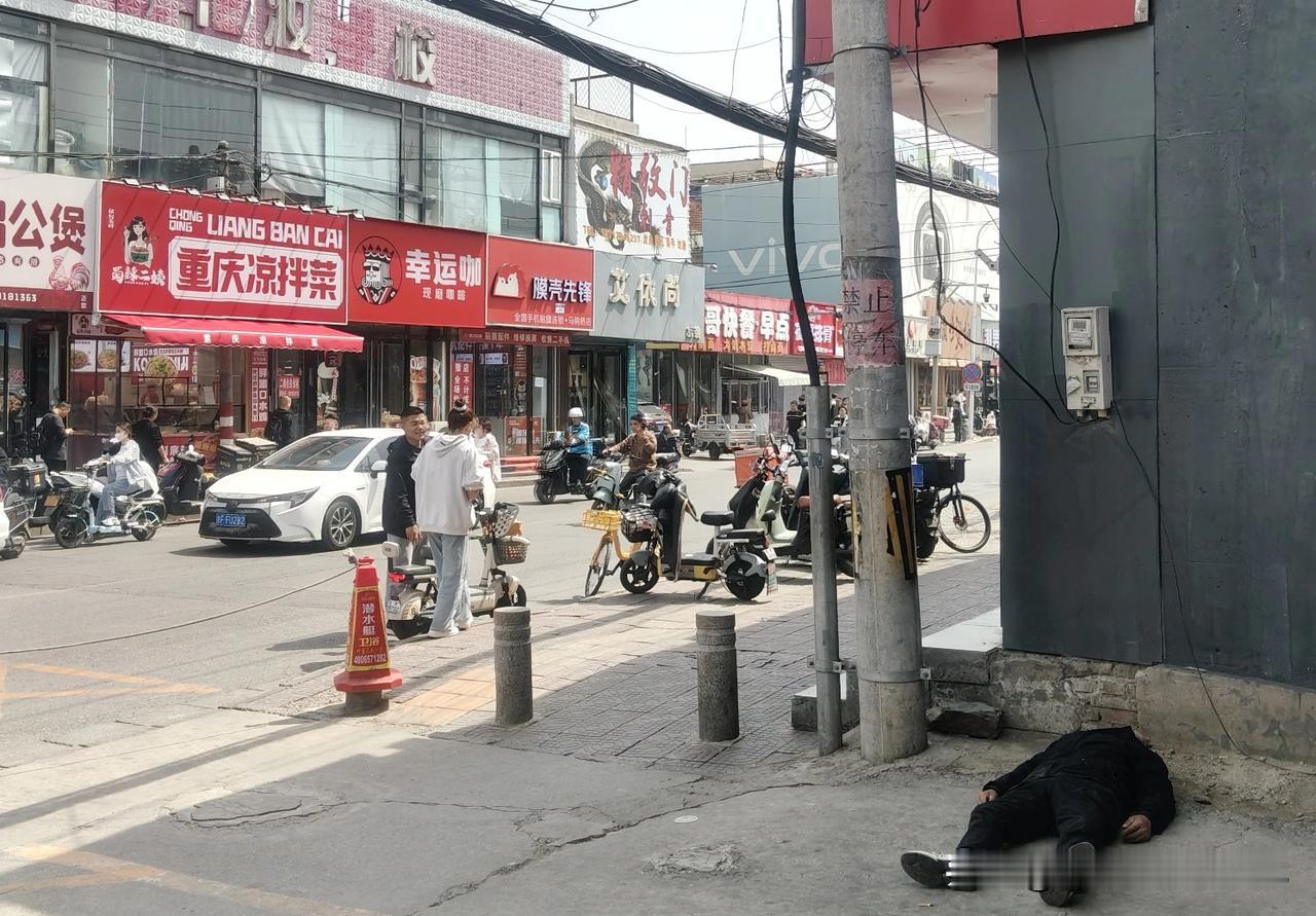 马驹桥这地方，总能碰到些酒鬼和无业游民。有次晚上路过街边烧烤摊，一个酒鬼喝得酩酊