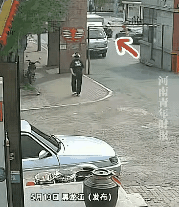 危险无处不在

女子正常行走在大门口，突然大货车把限高杆撞了，限高杆正好打在女子