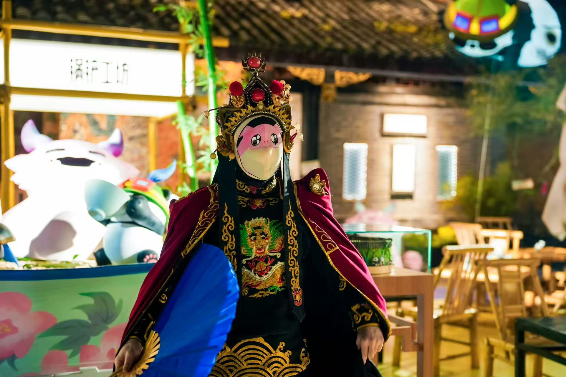 当小小英雄遇上川剧变脸 英雄联盟蛮族之王的大刀刚耍出刀花，川剧师傅已连变三张脸谱