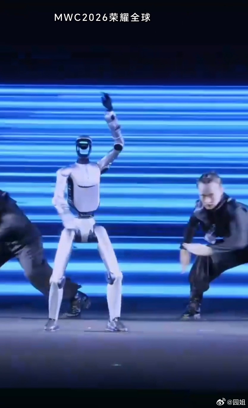 这次MWC上荣耀的产品真的看点拉满。像现场偶遇李健的何同学分享体验的时候还专门夸