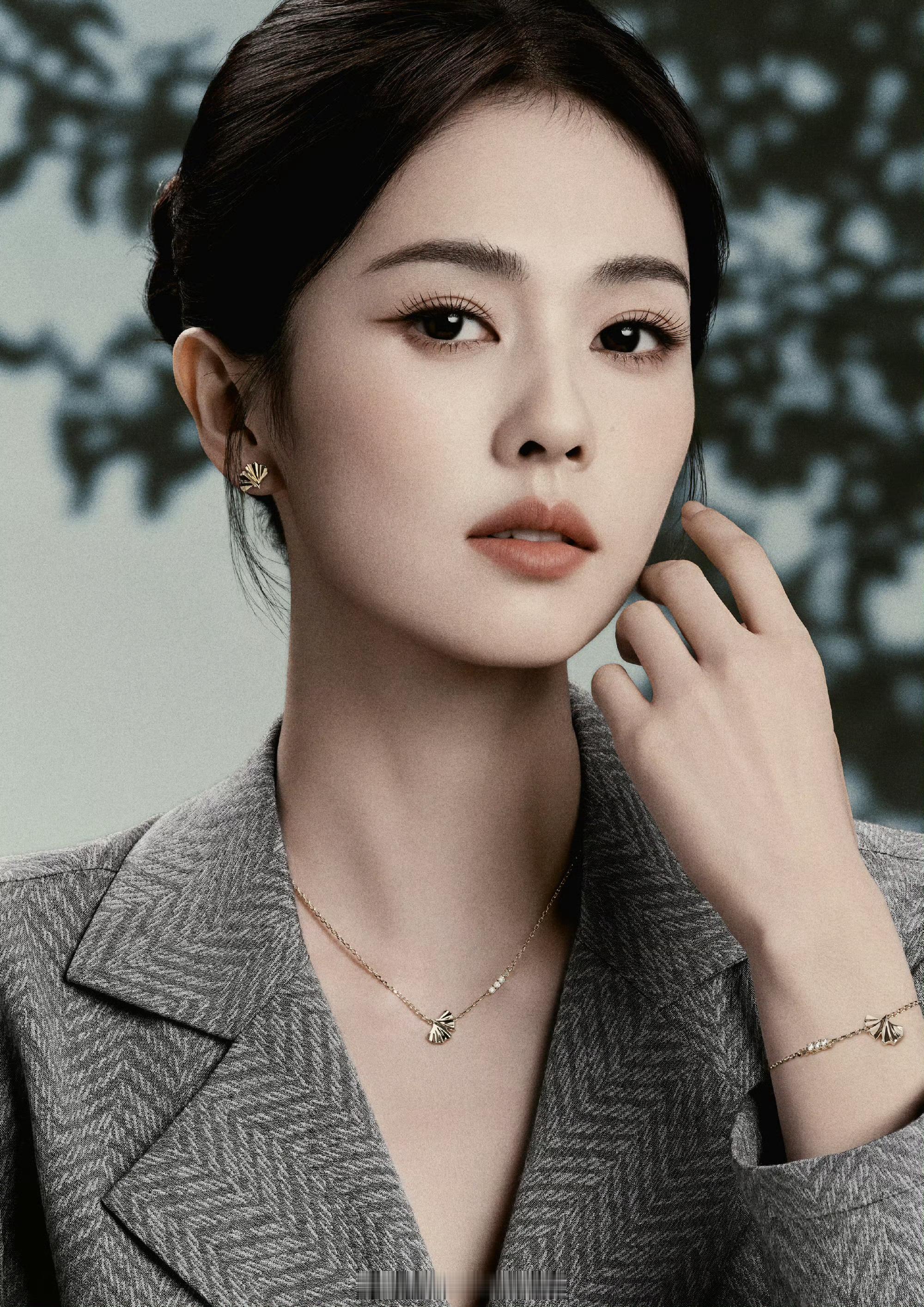 白鹿官宣成为 Emporio Armani 大中华区及亚太区女士腕表及配饰形象代