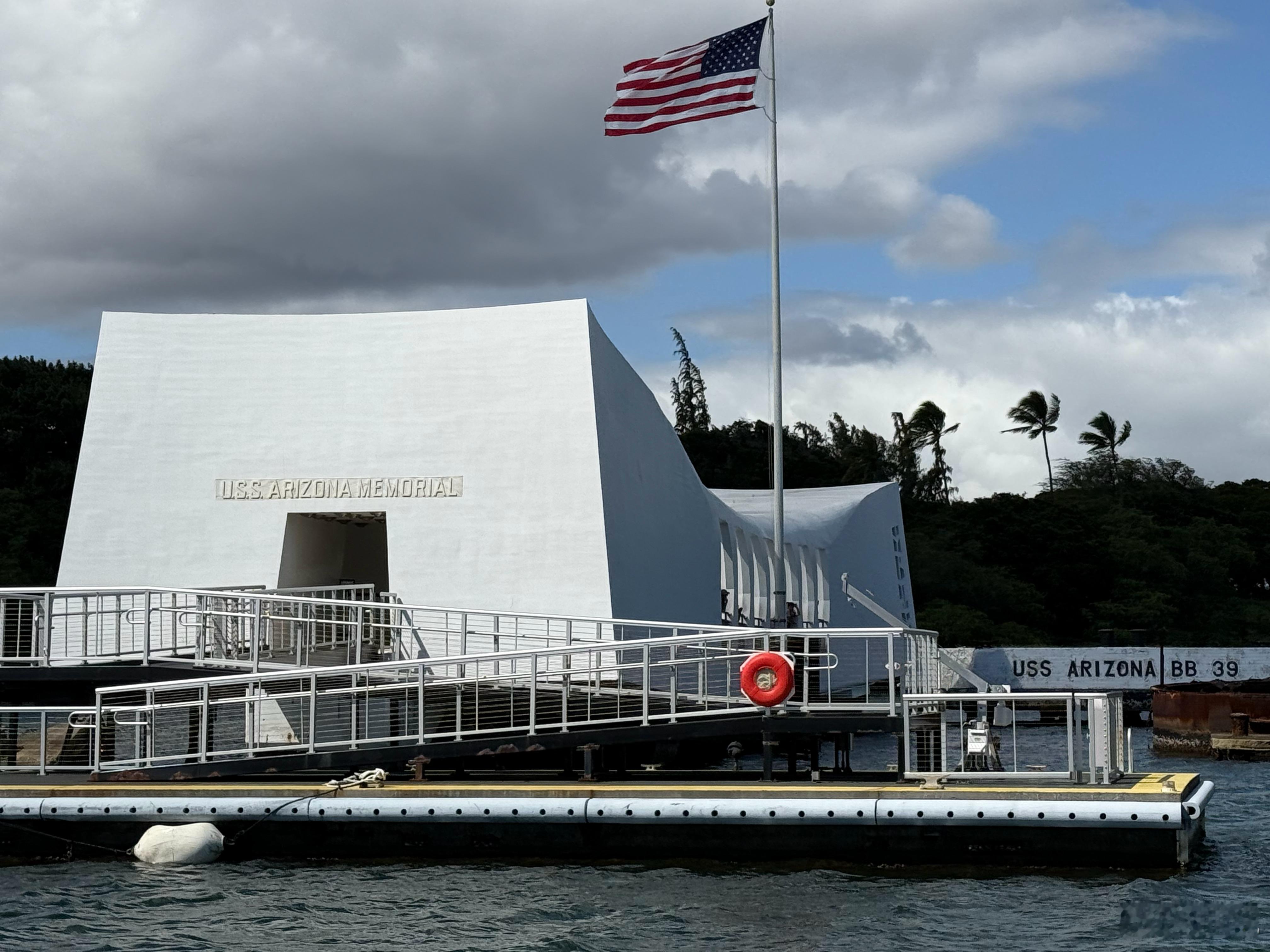 珍珠港有六项游玩内容，看珍珠港纪念馆是免费的，包括坐船去亚利桑那号沉船纪念馆，还
