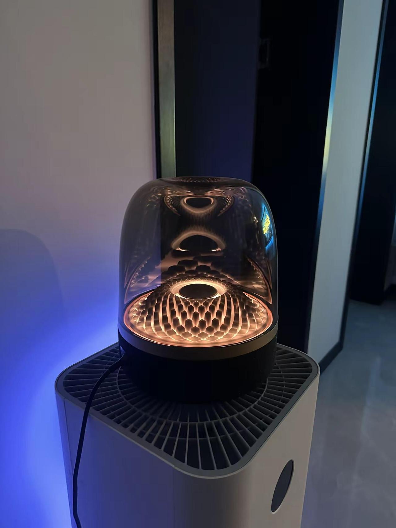 25%音量自己听。50%音量邻居听。100%音量一栋楼听哈曼卡顿