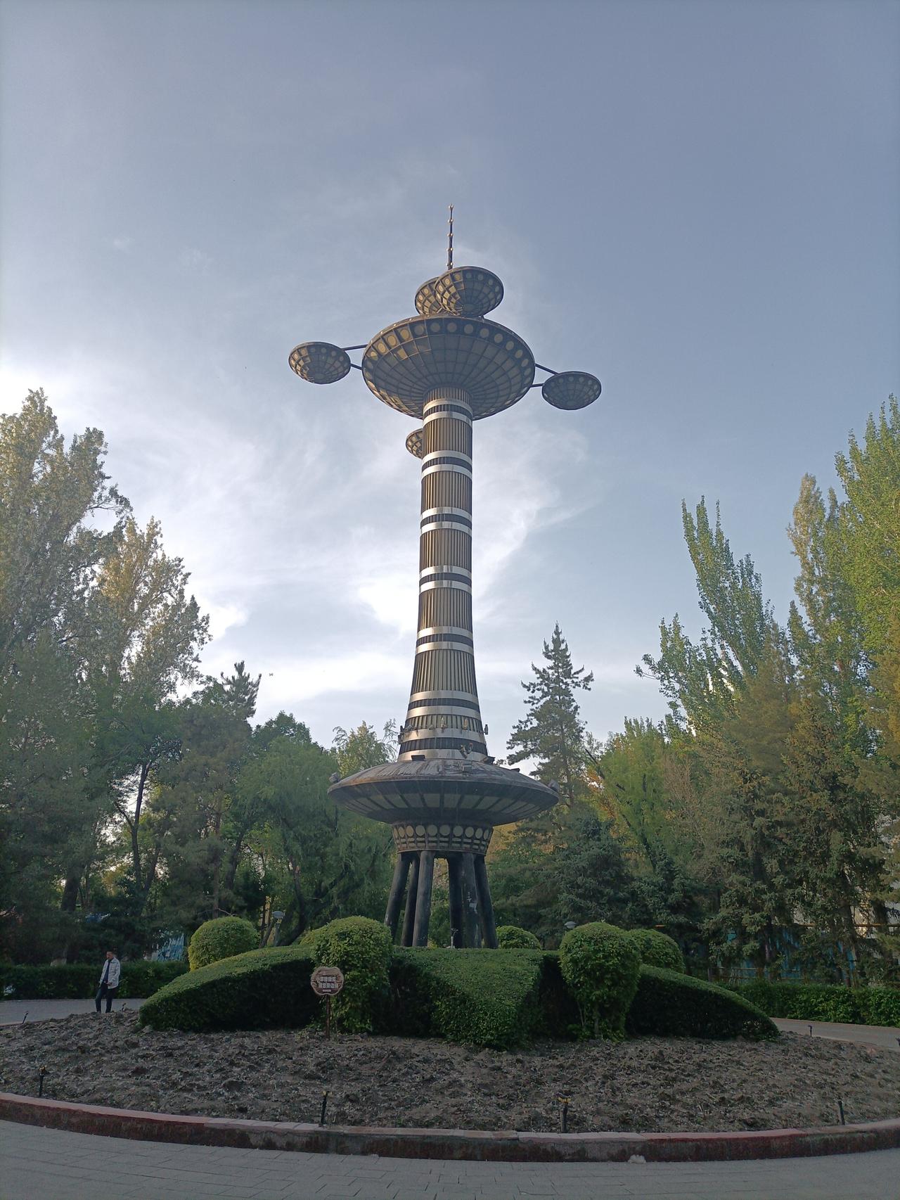 五一大假第3天，我们一家子去了一次乌鲁木齐市，和儿子在人民公园羽毛球馆打了一个小