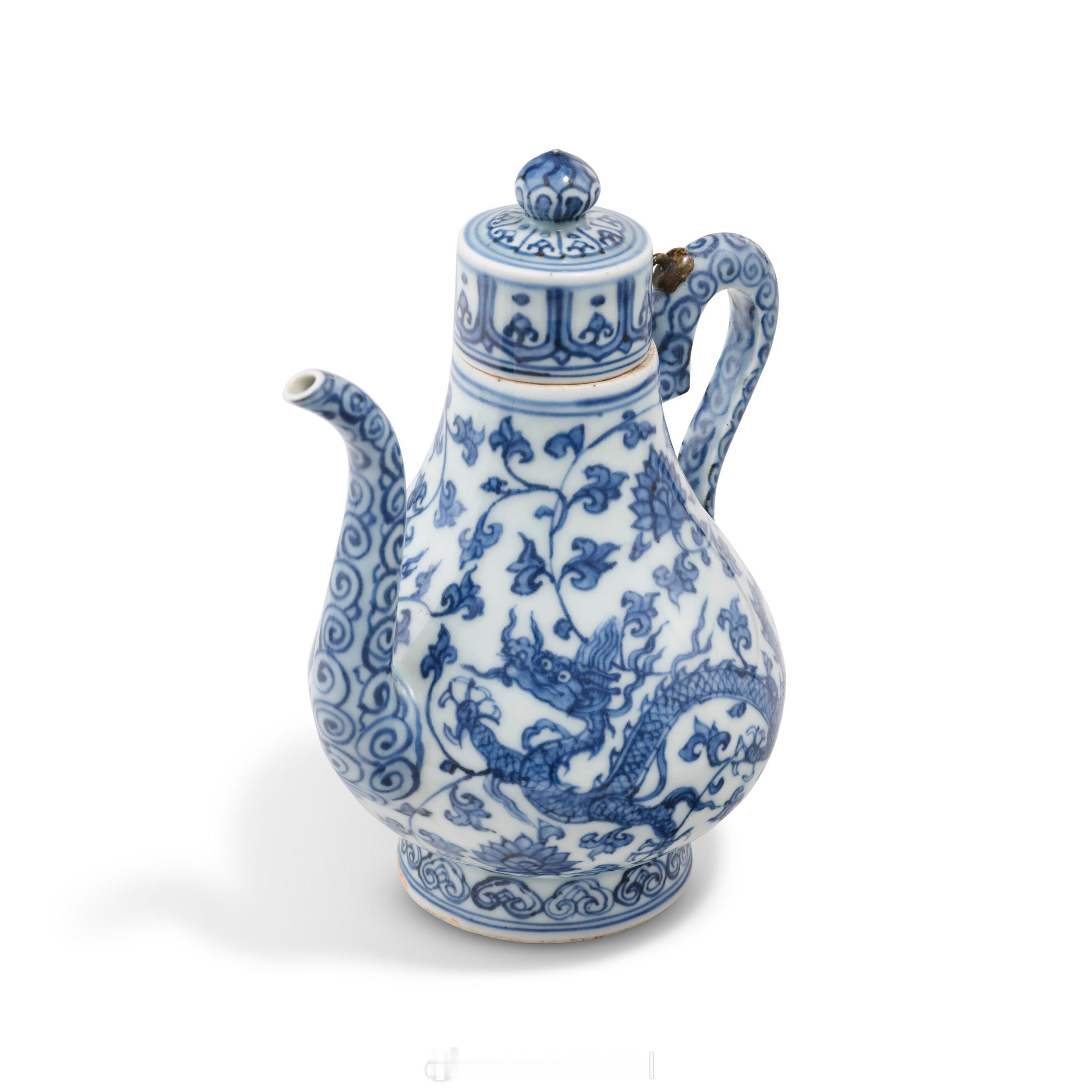 明正德 青花云龙穿花纹带盖执壶 双圈四字楷书款此执壶承袭永乐朝造型典范，流、柄饰