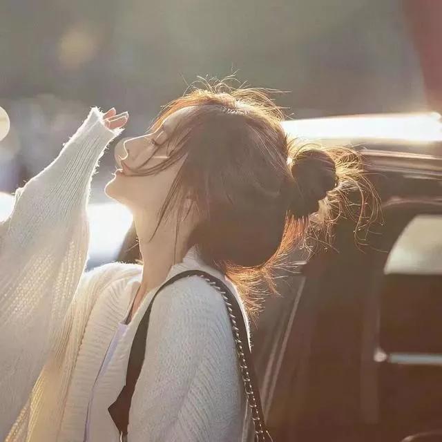 阳光洒在身上，快乐在心头一起来感受阳光 秋日第一份暖阳 抬头永远是阳光 抬头感受