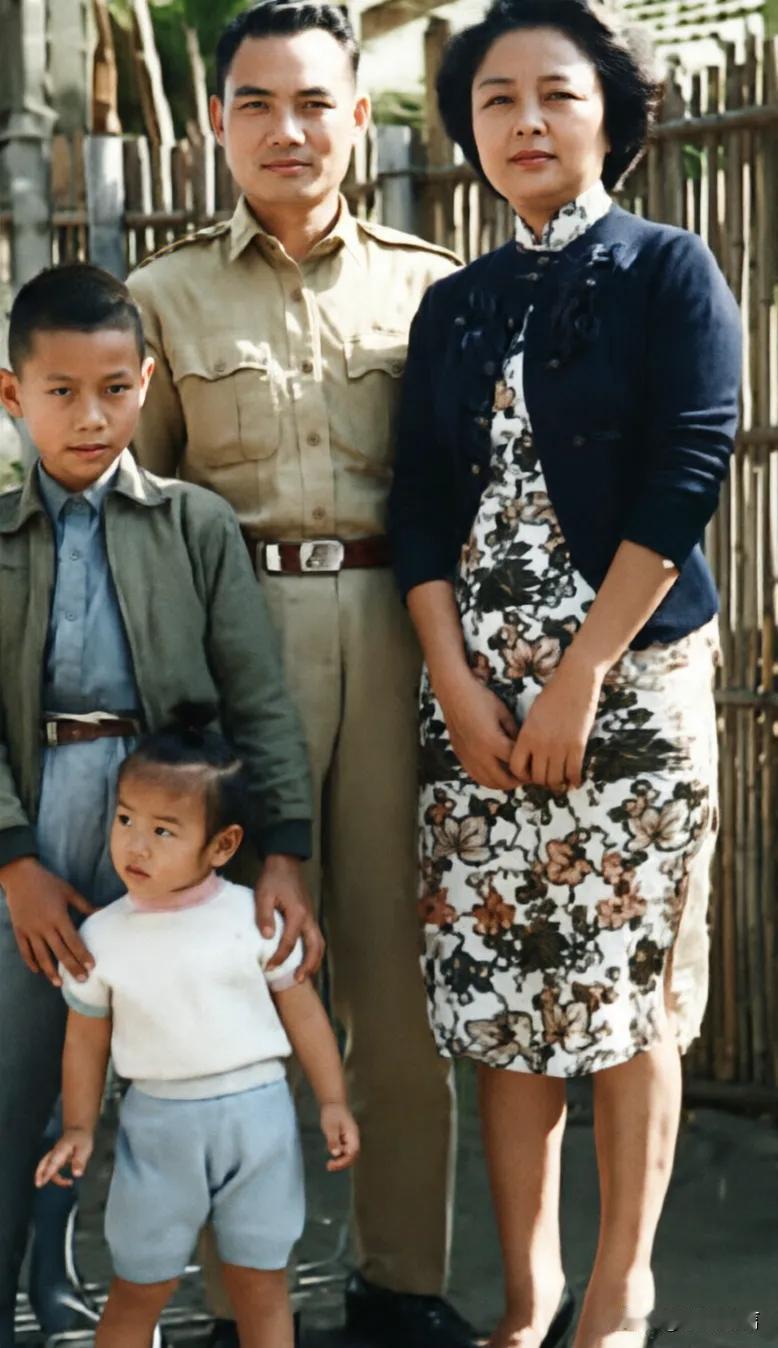 这张珍贵的老照片，是郑丽文童年时期的全家福。
最前边那个小女孩就是郑丽文，他身穿