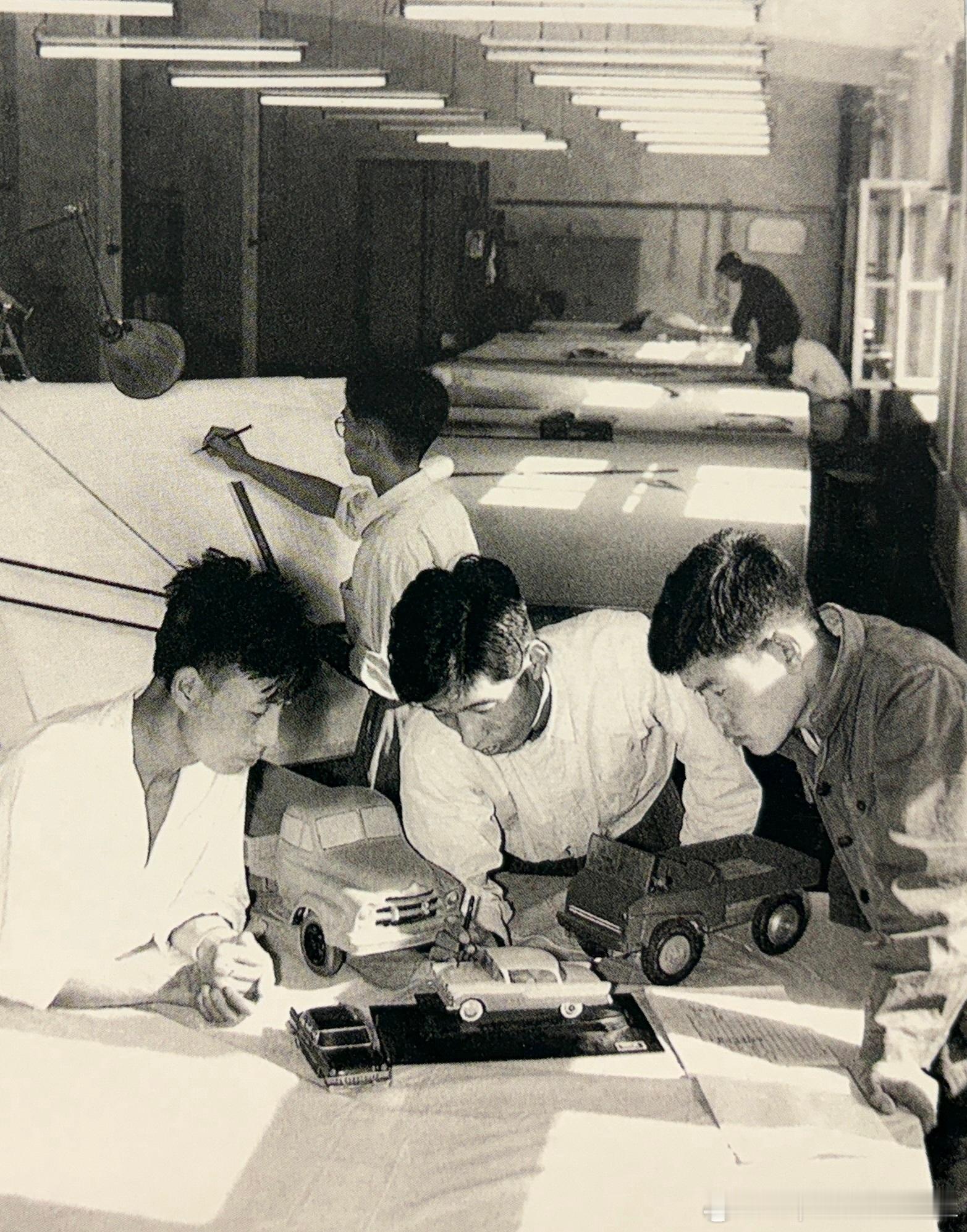 50年代一汽技术人员正在设计红旗牌轿车历史影像 ​​​