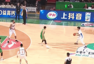 现在走步吹的是真松……这是一个，前几天崔永熙单手抢断是一个 