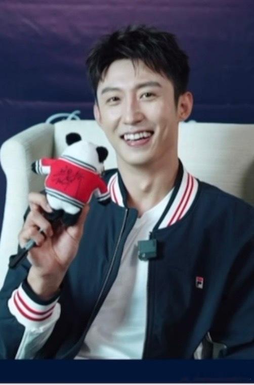 #黄景瑜瘦了好多#黄景瑜这又帅身材又好的男人谁能不爱，平等的羡慕每一个偶遇到黄景