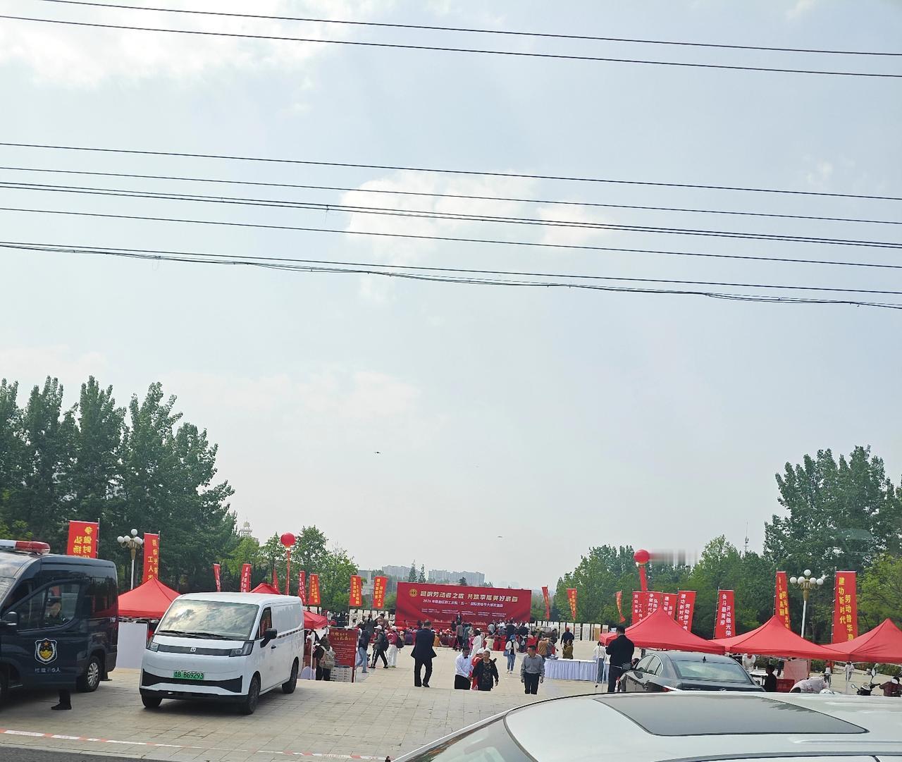 春日生活打卡季今天上午，2026年即墨区职工庆祝五一国际劳动节大联欢活动在流浩河