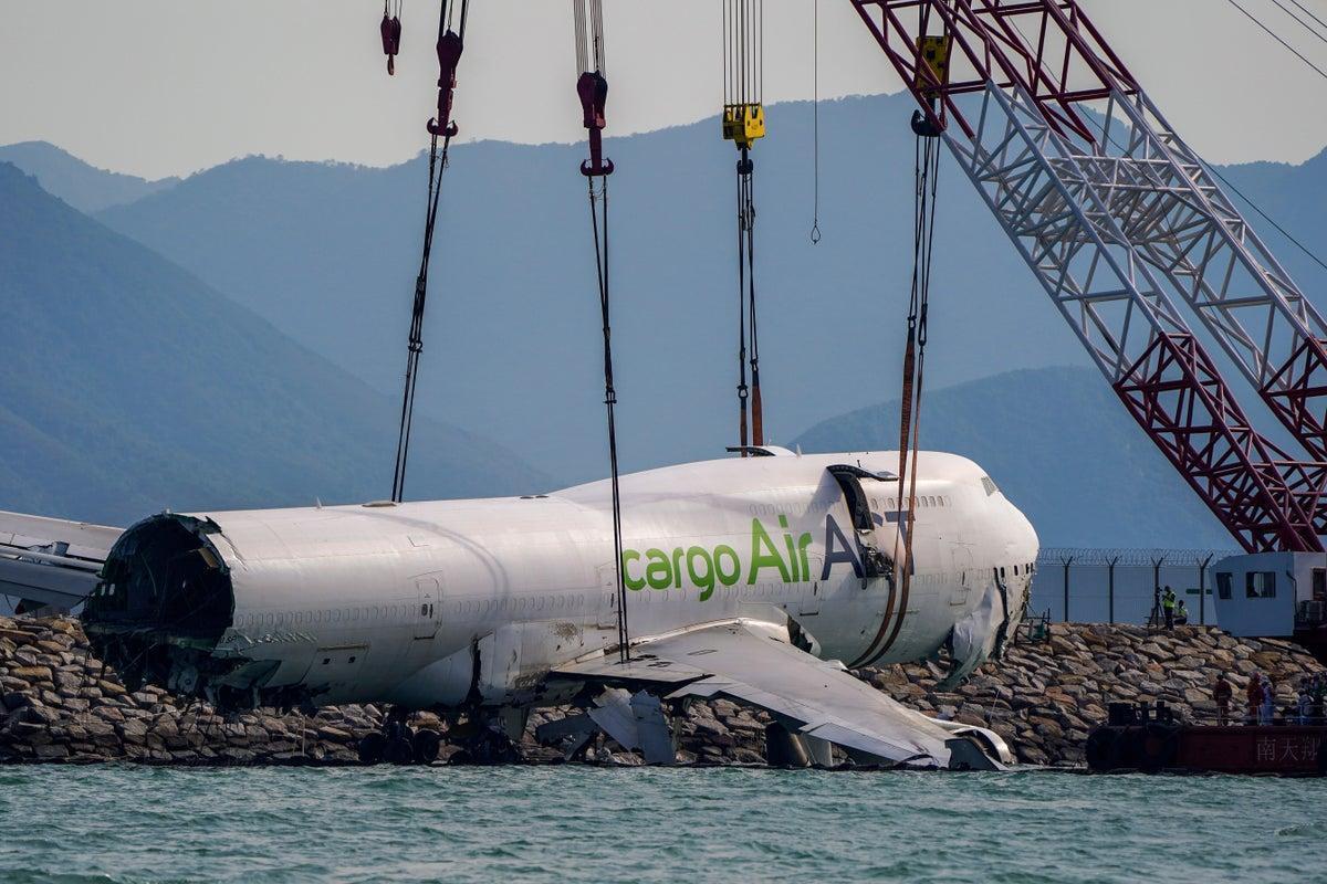 10月26日，在香港机场偏离跑道入海的波音747货机的机身被打捞出水面。打捞团队