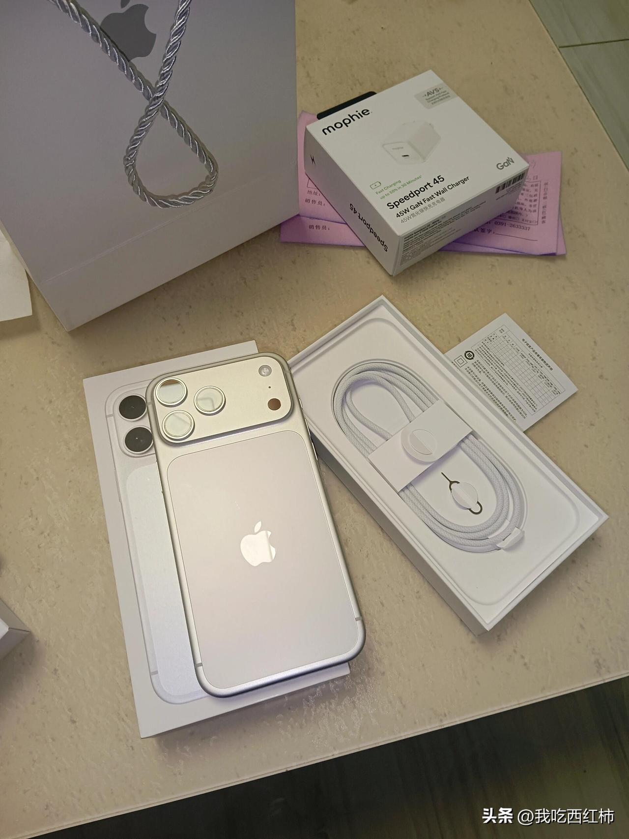 我以为一个男生在跟我挥手，结果他是在跟另一个女生打招呼，为了缓解尴尬我把手一直举