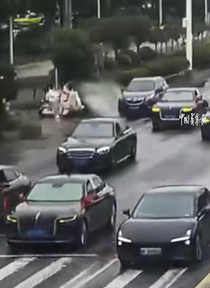 一名男子开车经过一个漫水路没有减速，导致路边的女子被溅一身水，半个小时后有交警电