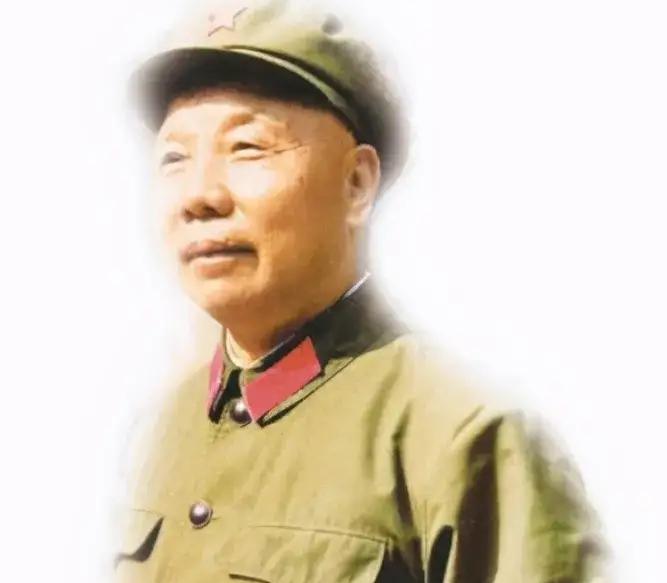 1975年，萧华在兰州吃饭，却被五六个地痞流氓挑衅，对方强硬的让萧华让座，萧华制