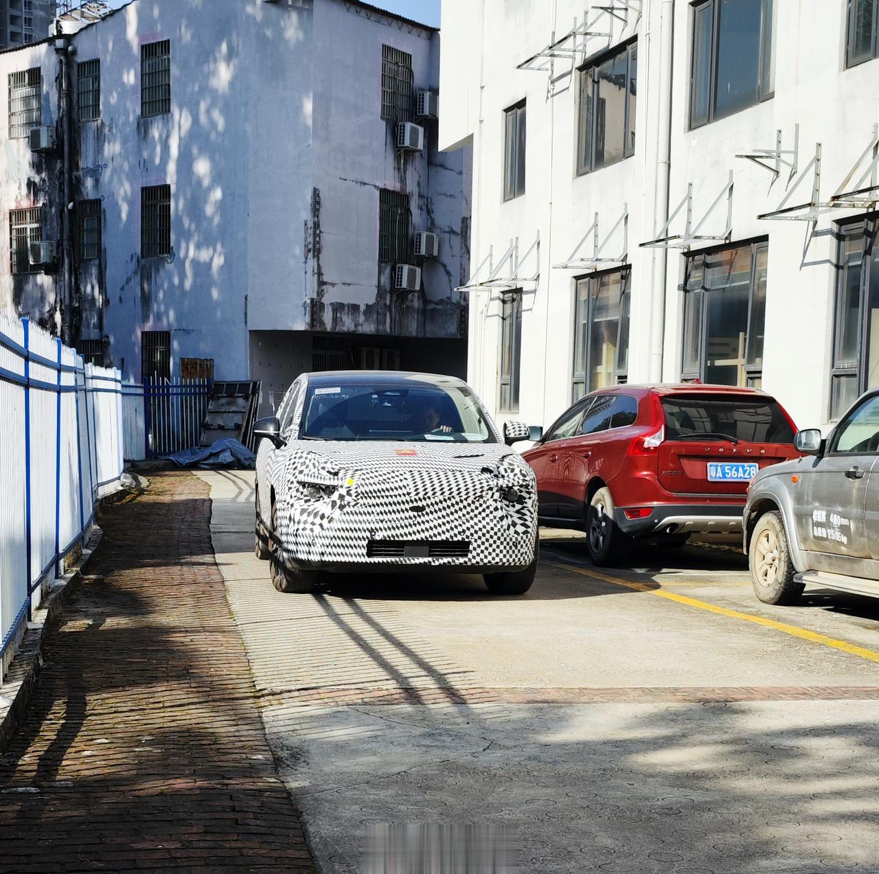 今天有一台埃安测试车在园区里一直兜圈测试，以及停车测试。
有稍微注意到它在每个侧