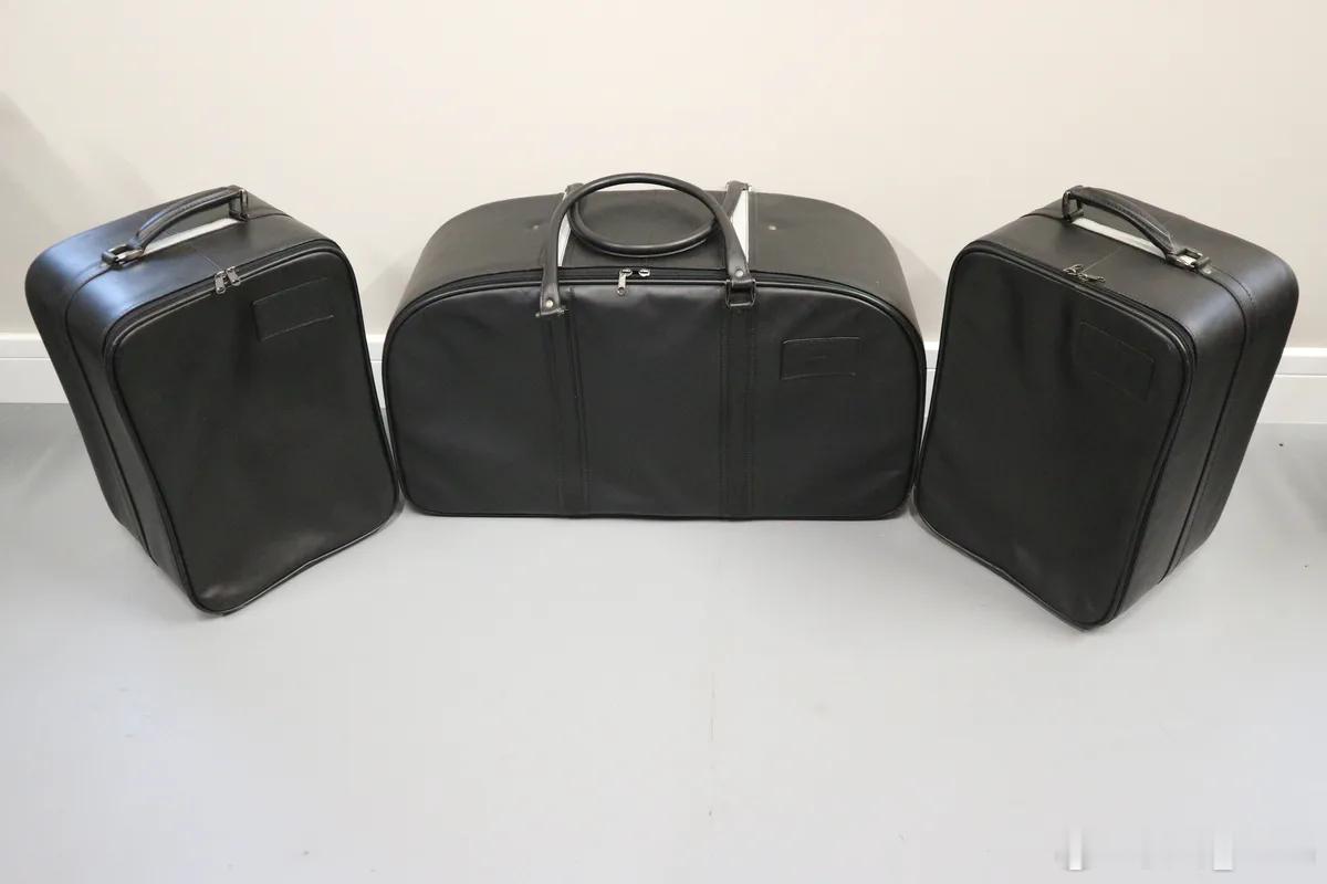 #shen车视界# Carhuna正在拍卖一套非常有趣的汽车文化周边，迈凯伦F1