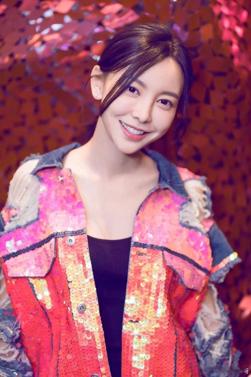 于文文舞台表现超燃，谁想竟在演唱会晕倒？粉丝揪心不已，这波“敬业”操作太戳，网友