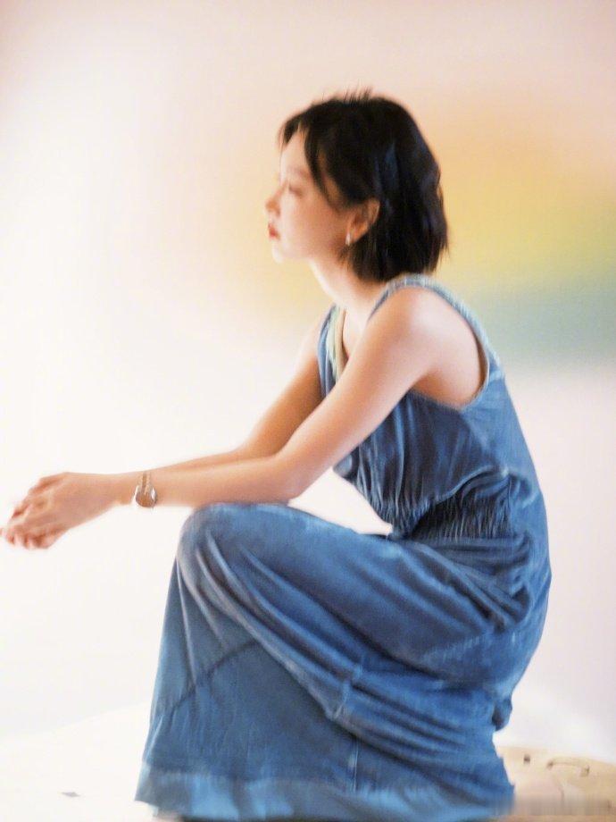 周冬雨回应录综艺挂脸周五晚高疯太能共情内向的人了！周冬雨在综艺里被说挂脸，其实只