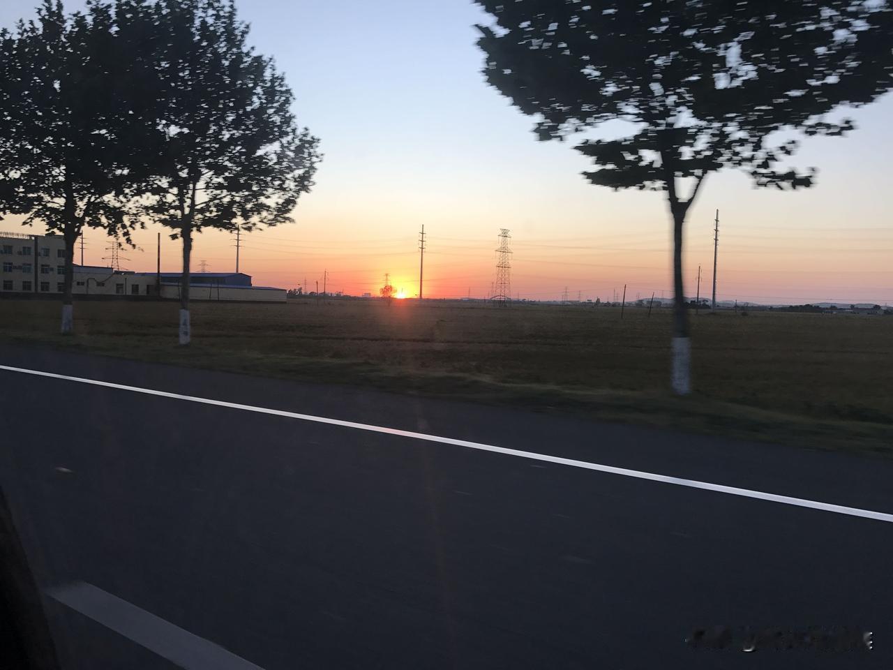 塞北残阳是她的红妆
一山松柏做伴娘
等她的情郎啊衣锦还乡
今生我只与你成双