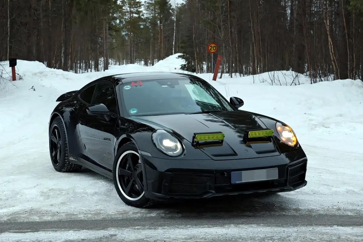 新款保时捷911 Dakar谍照曝光，预计最高80mm离地间隙+混动，内饰预计改