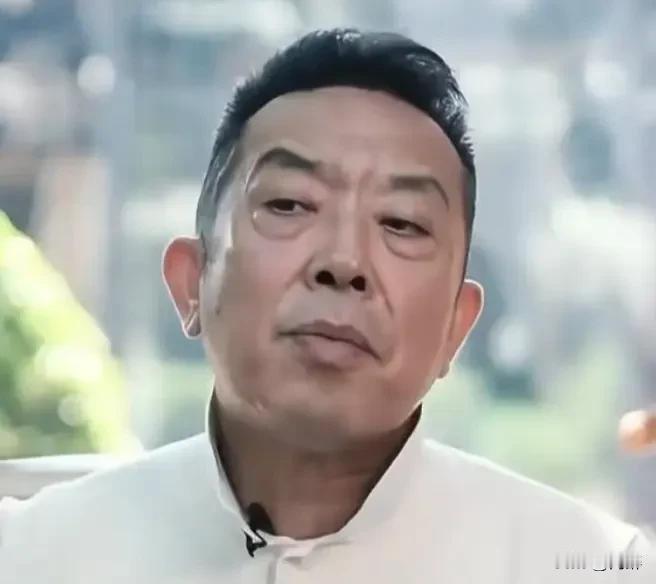 鼻孔朝天领子翻，神色傲慢带偏见。
后语紧跟戳前言，冰箱羊肉两年前。

西贝老总贾