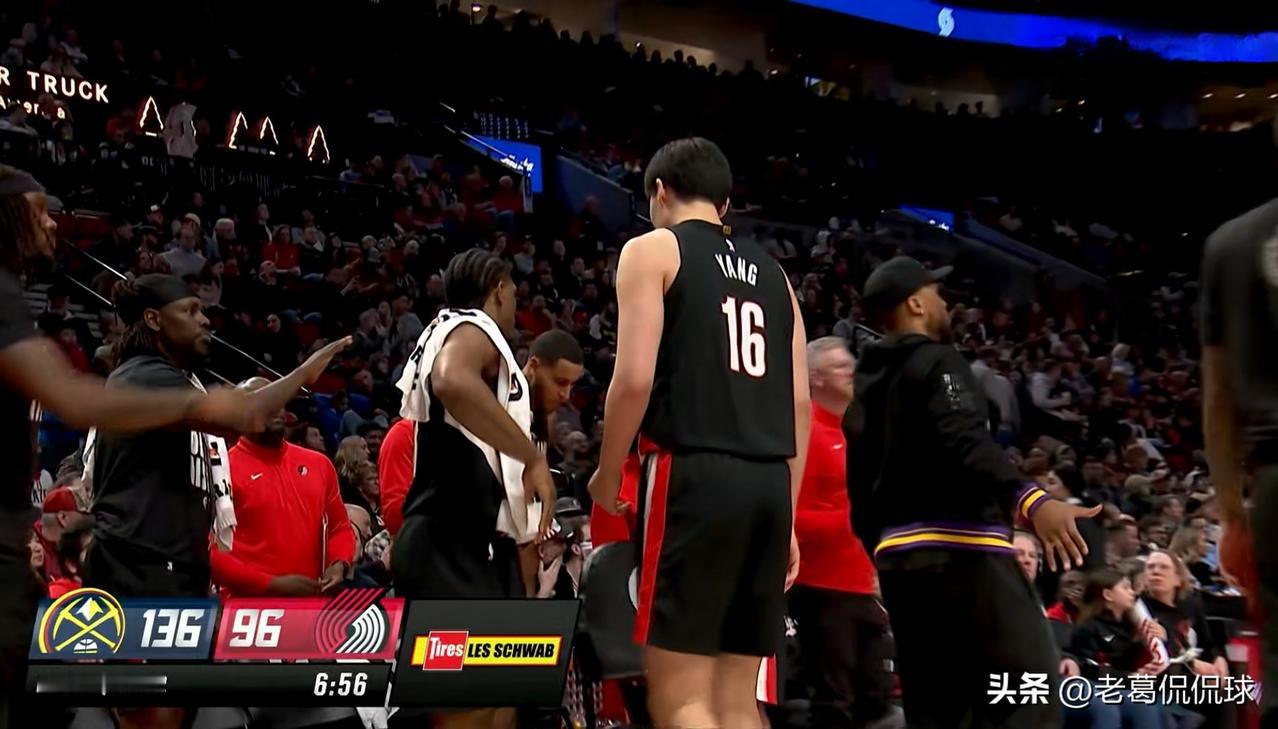 开拓者新星杨瀚森的罚球真是太让人失望了！在今天开拓者主场以103：157惨败于掘