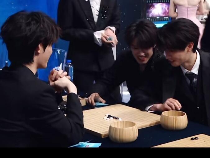 谁教的top下棋，一模一样的招裤衩阵么，有意思，不愧是在一个屋檐下生活的五个神入