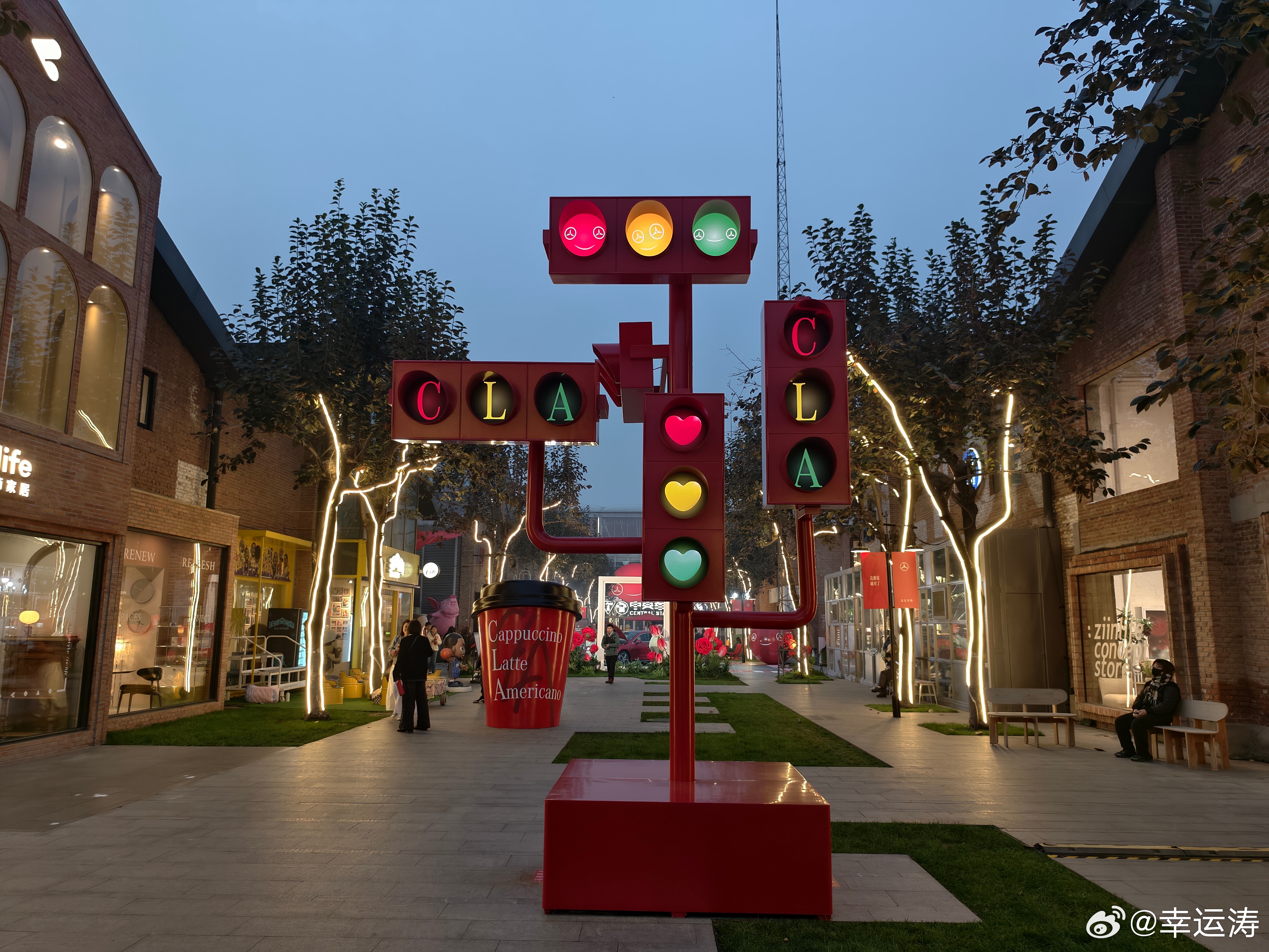 今晚全新奔驰纯电CLA上市，整个朗园都被奔驰布置的很“红火”。据说今晚王楚钦还会