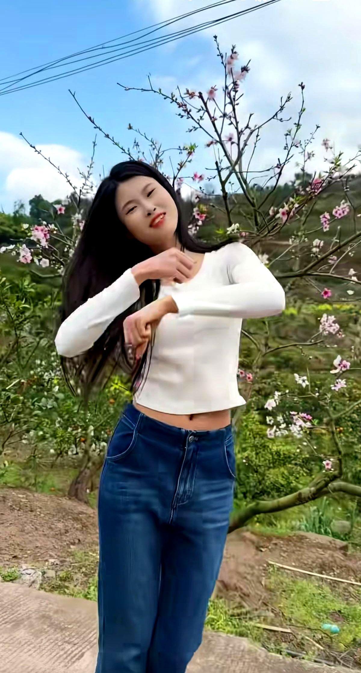 网红妈妈带娃直播有多拼？拍个庆祝视频，胳膊都摔破了。

主播奶茶家的耙耙柑卖得不