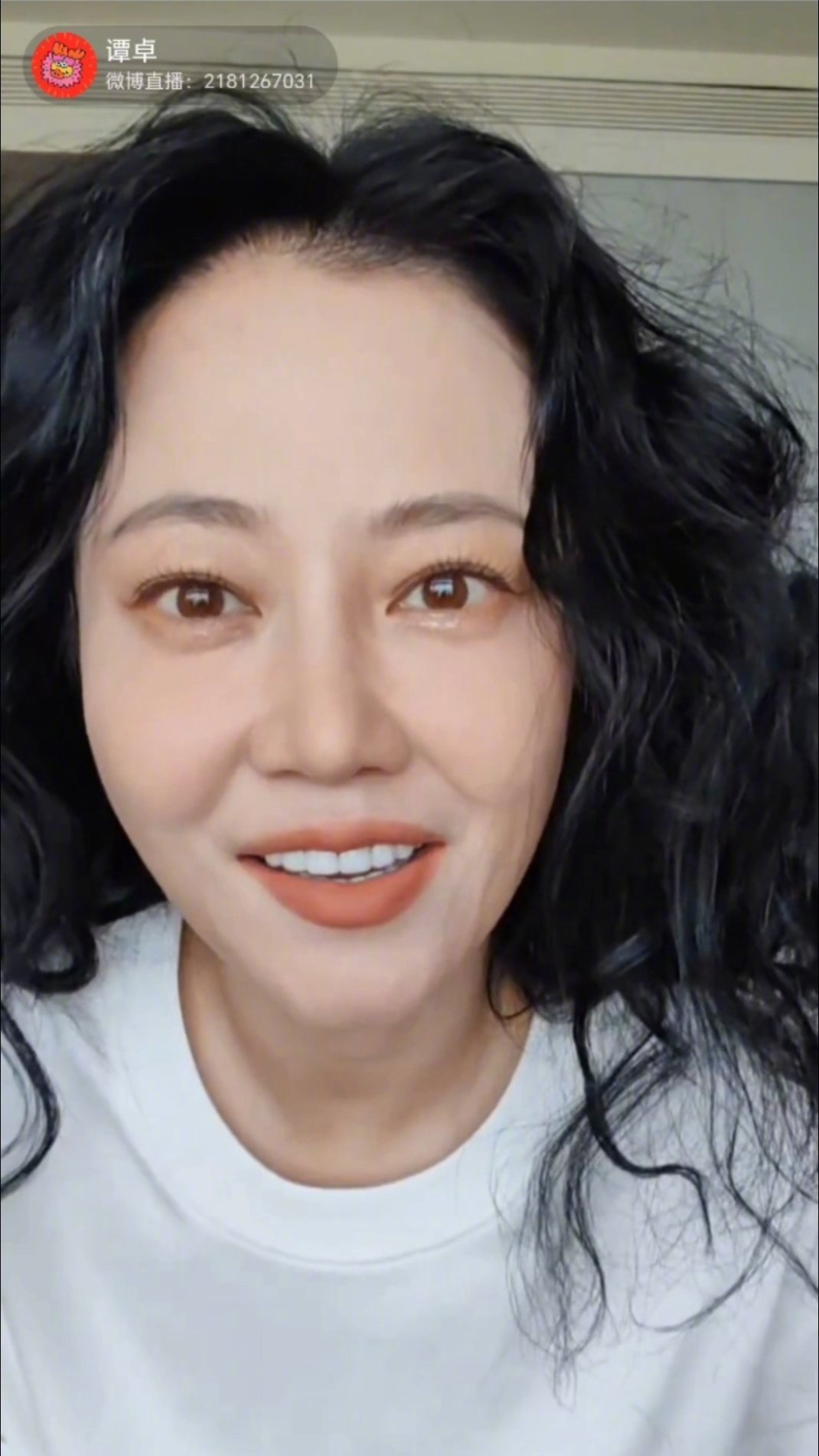 #羡慕谭卓的精神状态#谁来管管谭卓啊哈哈哈哈！看得出来她真的很高兴了！爆炸羊毛卷