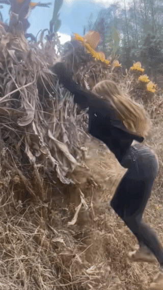 猛女，
肯定经常干力气活，
经验非常丰富！