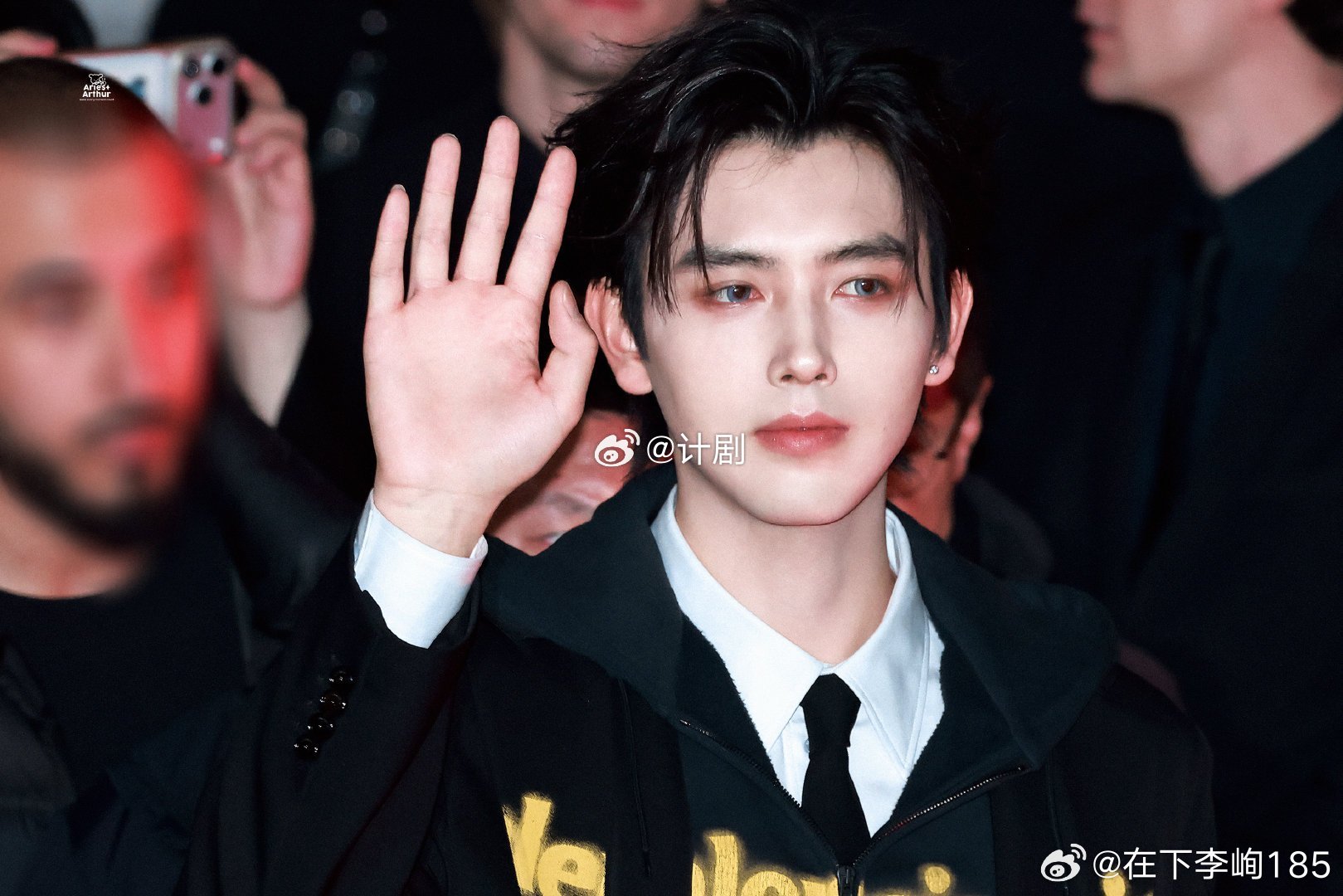 陈飞宇出个国帅成啥了 看到陈飞宇新图直接惊艳，出国一趟颜值又升级了，各种角度都完