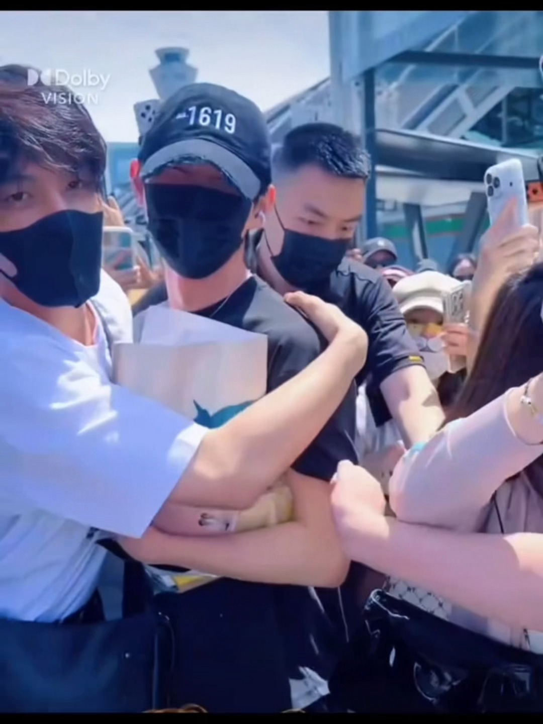 何伟被我妹子抱了之后笑得眼睛一条缝然后配这个bgm我要笑吐了