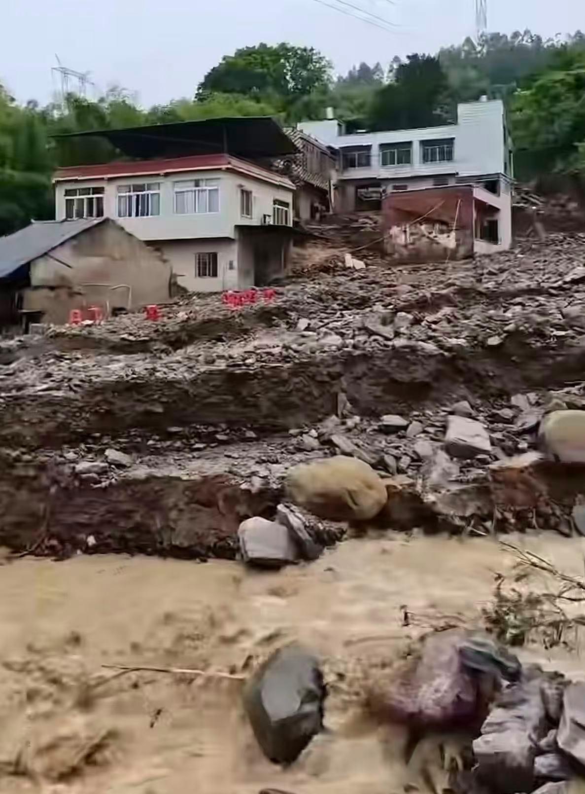 这女儿嫁对人了！重庆永川暴雨，男子在救出父母和丈母娘后被急流卷走，家人摸着黑找到