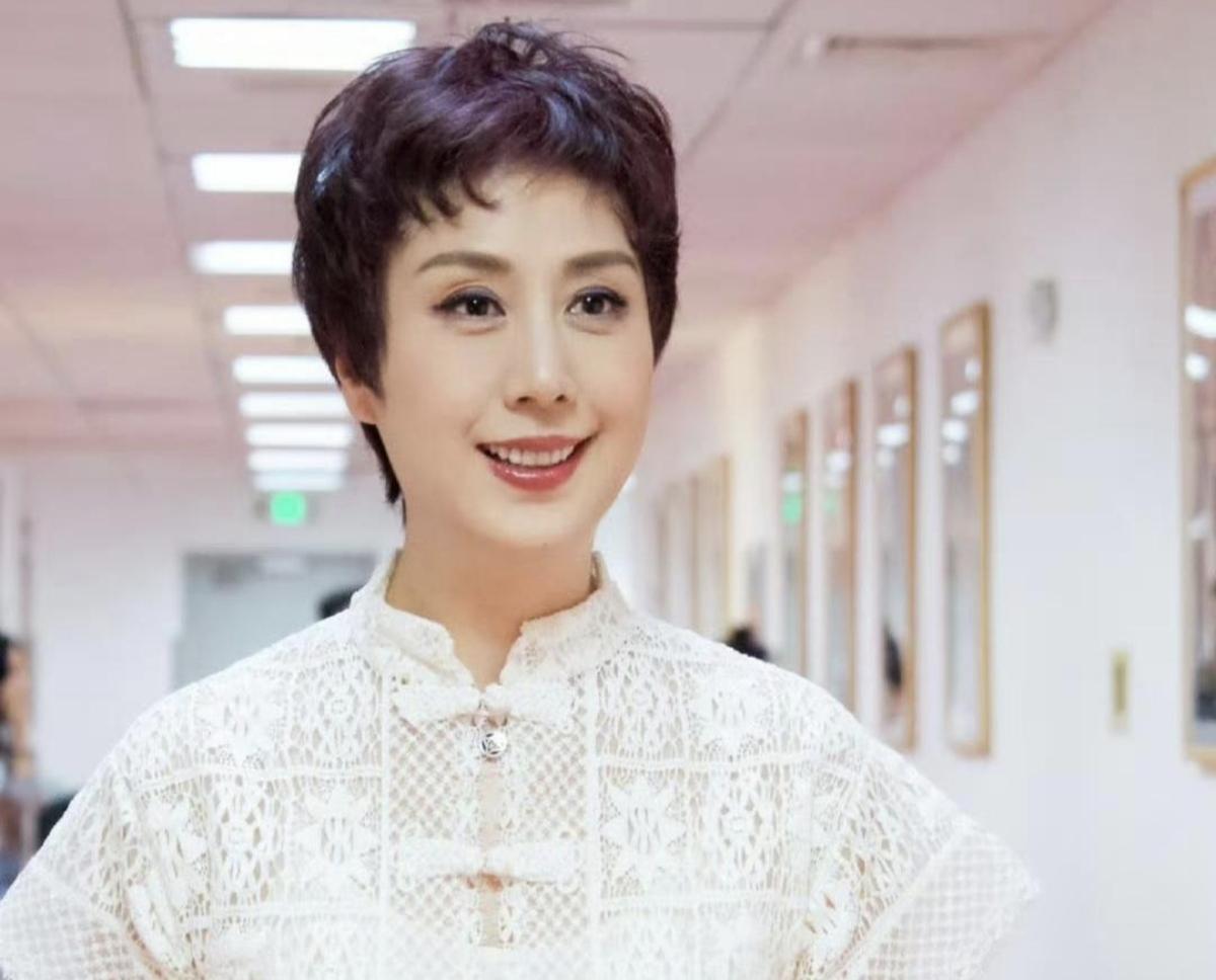 在当今时代京剧演员史依弘是一个独特的存在，她以武旦开蒙，却在梅派青衣领域成为当今