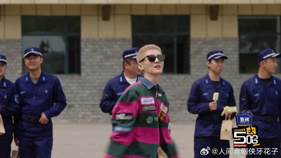 鹿晗连进两球鹿晗投篮又准又帅 投篮动作真的很标准，出手的弧度看着就很舒服，连进两