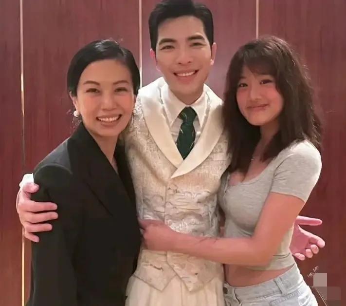 萧敬腾“绅士手”获赞！与贾静雯大女儿亲密合影，却紧搂妻子显爱意




萧敬腾，