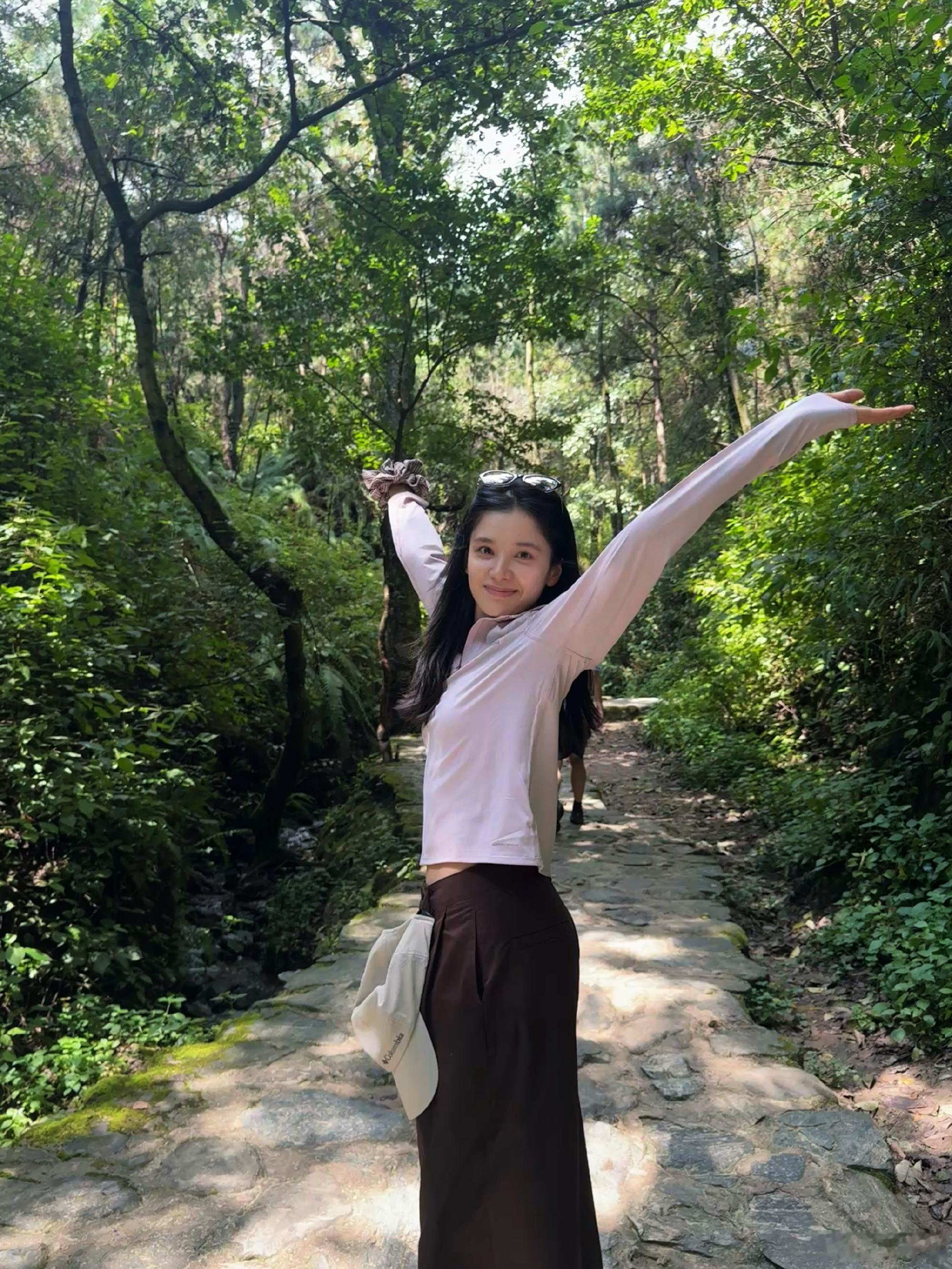 张婧仪素颜爬山自拍张婧仪户外氧气感随拍张婧仪奔赴山野爬山出游，素颜出镜格外亮眼。