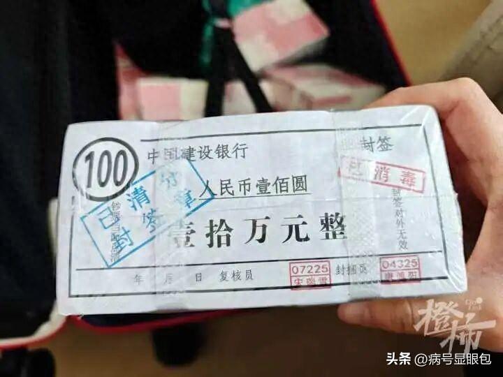 虚惊一场。杭州，一男子在清理租客使用完的房间时，发现租客留下的一个开着行李箱，结